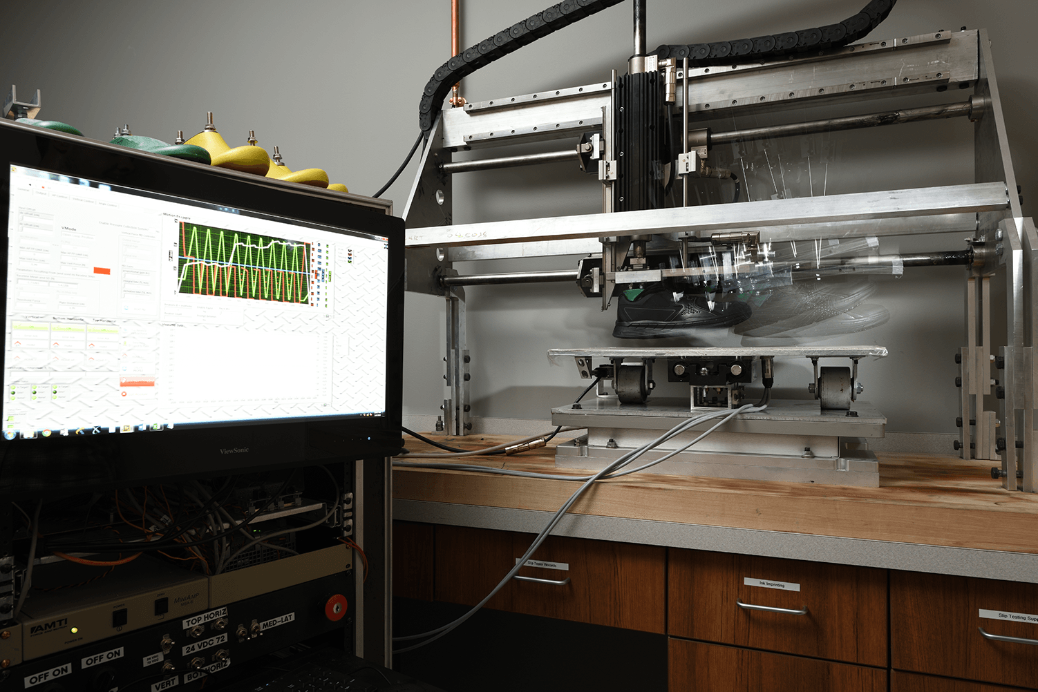 Shoe tread testing machine
