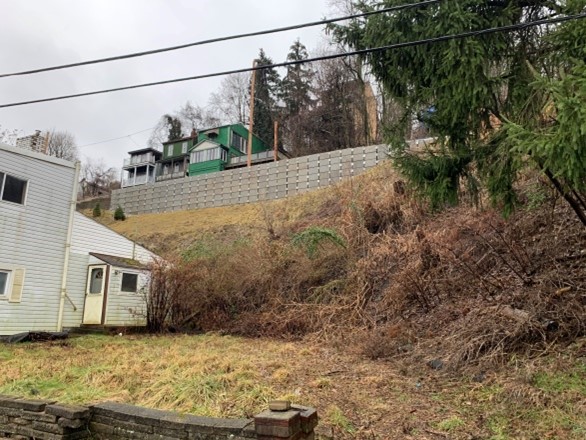 A roadway landslide prevention wall