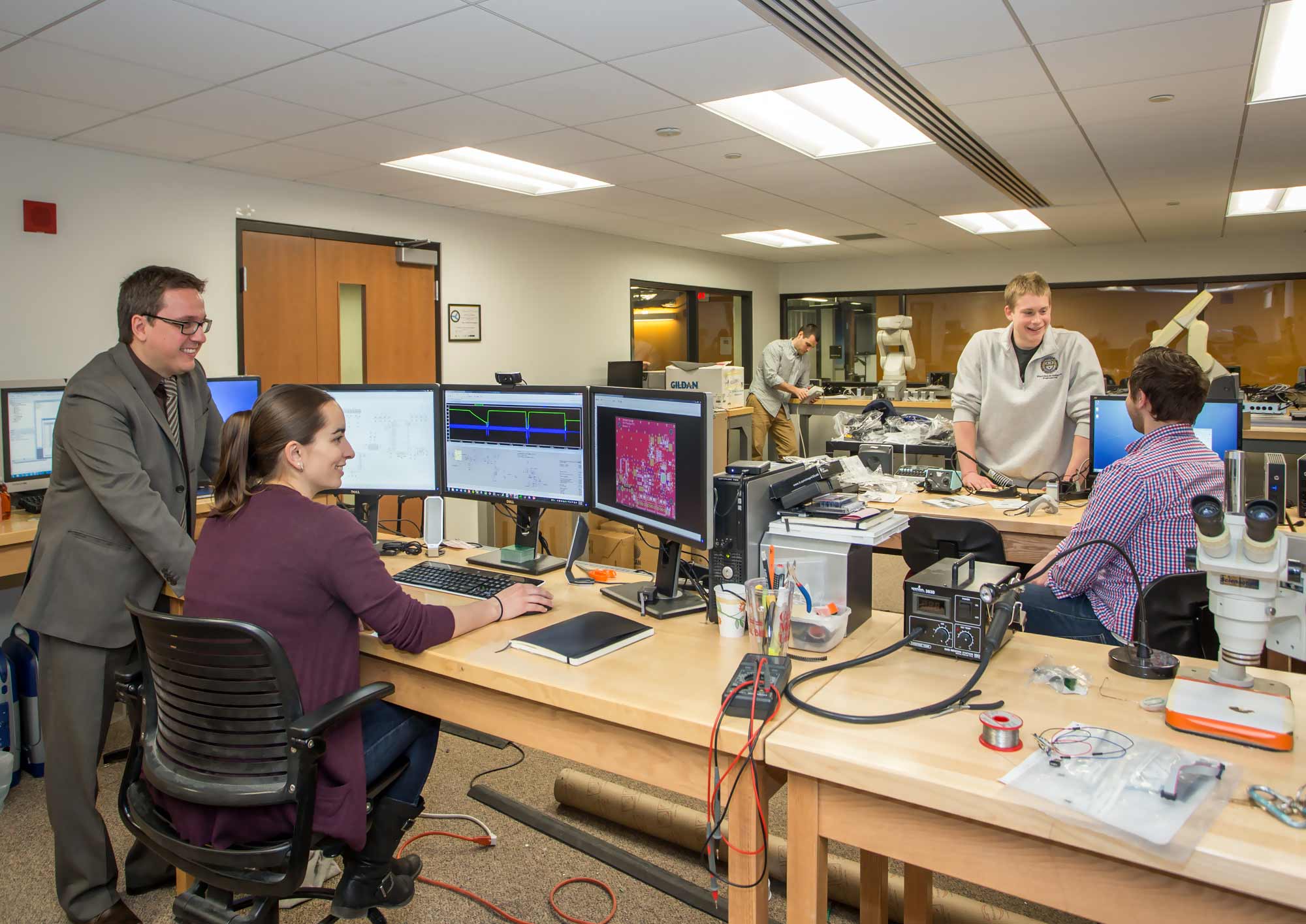 Faculty in students in a lab